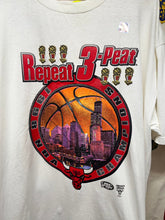 Load image into Gallery viewer, Vtg Chicago Bulls 3-Peat Repeat 1998 NBA Finals Champions White Starter T-Shirt XXL