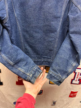 Load image into Gallery viewer, Vintages Levi's 70506-0316 USA Blanket Lined Denim Trucker Jacket: 36 Small
