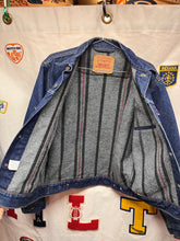 Load image into Gallery viewer, Vintages Levi's 70506-0316 USA Blanket Lined Denim Trucker Jacket: 36 Small
