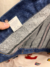 Load image into Gallery viewer, Vintages Levi's 70506-0316 USA Blanket Lined Denim Trucker Jacket: 36 Small

