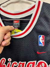 Load image into Gallery viewer, Vtg Chicago Bulls Jay Williams 22 Nike Team Black NBA Basketball Jersey: Large
