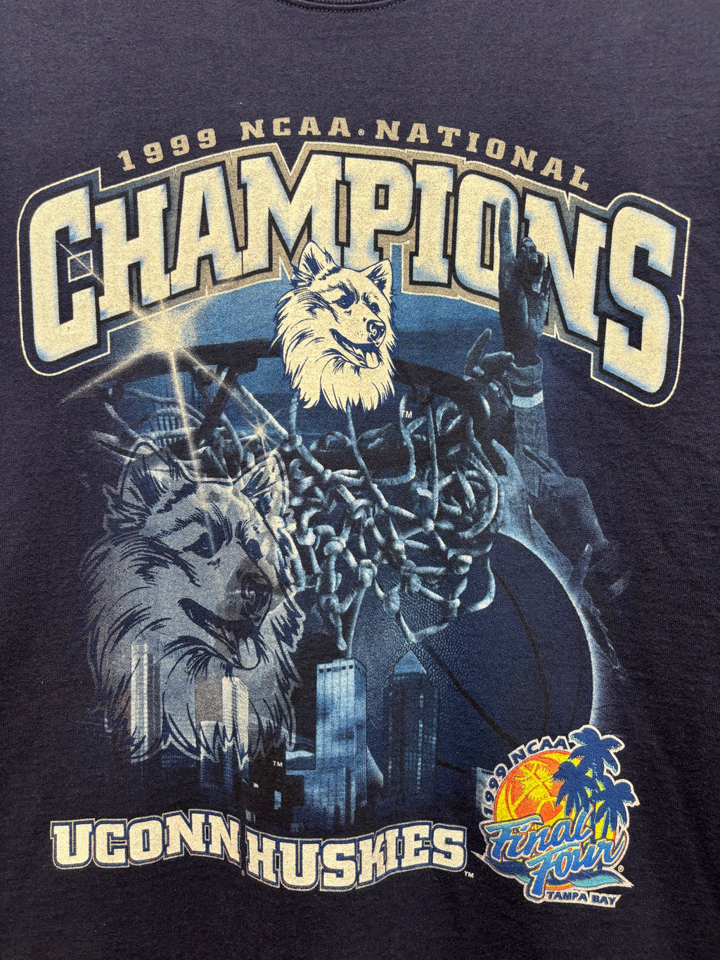Vintage UCONN Huskies Mens Basketball Final Four T-Shirt: XL