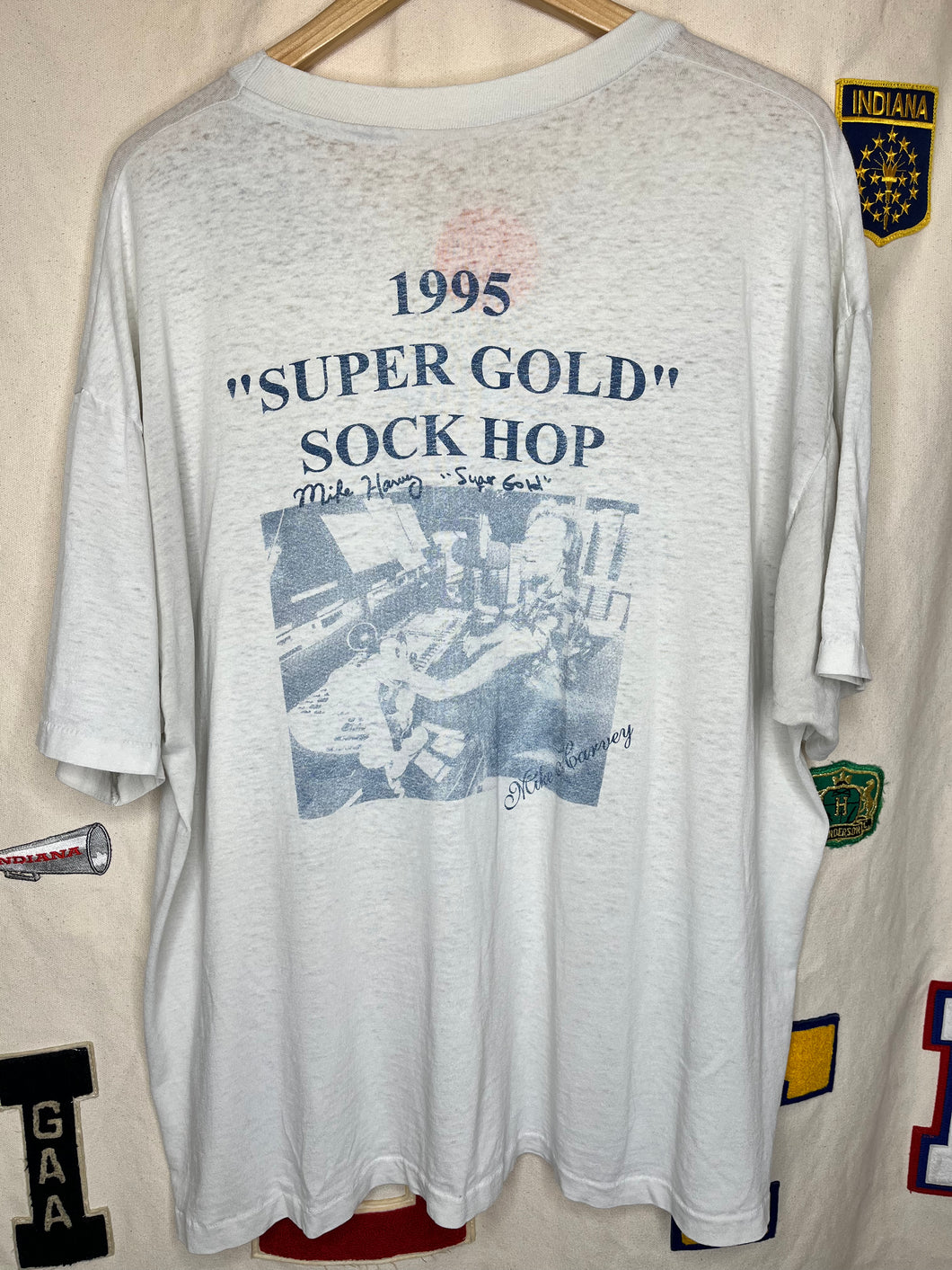 Vintage WJPS 106 FM Oldies Mustang Mike Harvey 1995 Super Gold Sockhop T-Shirt: XL