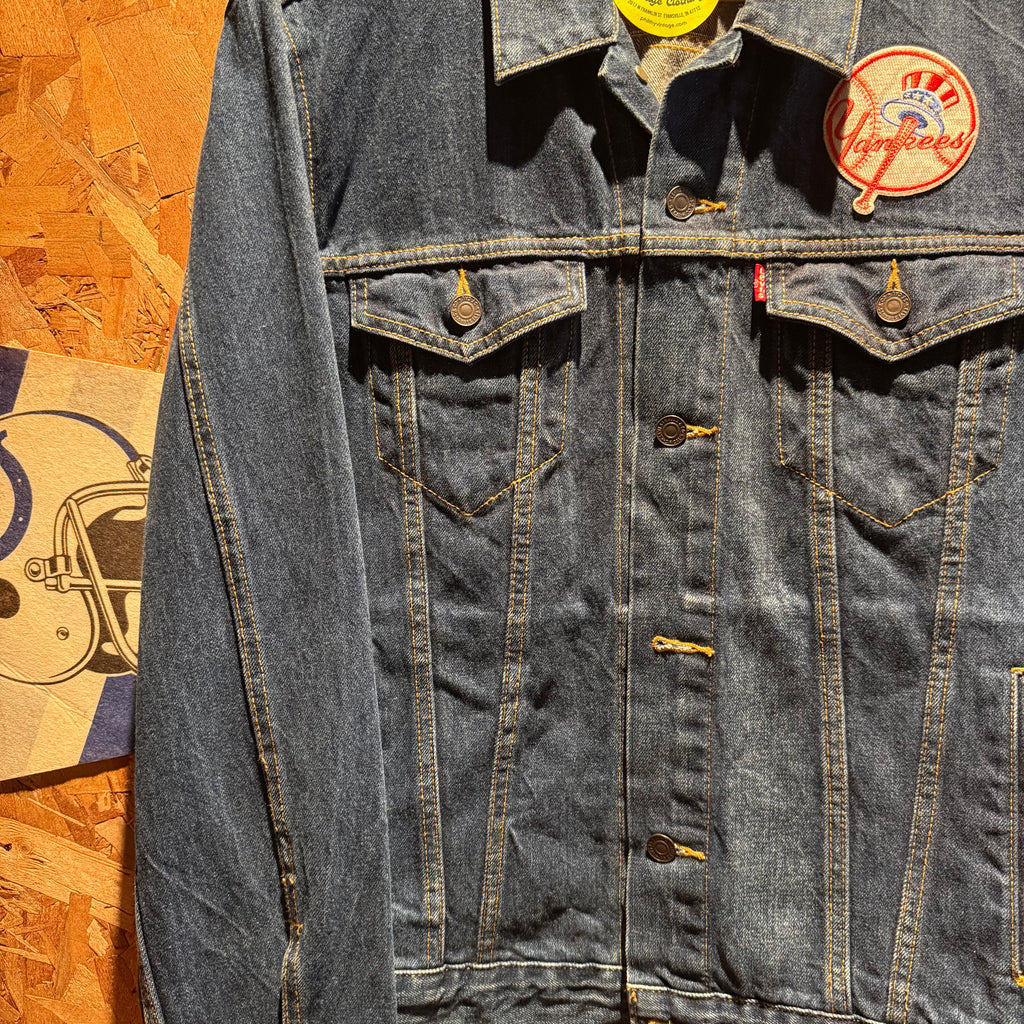 Levi's MLB New York Yankees Patch Stitched Denim Trucker Jean Jacket: Large