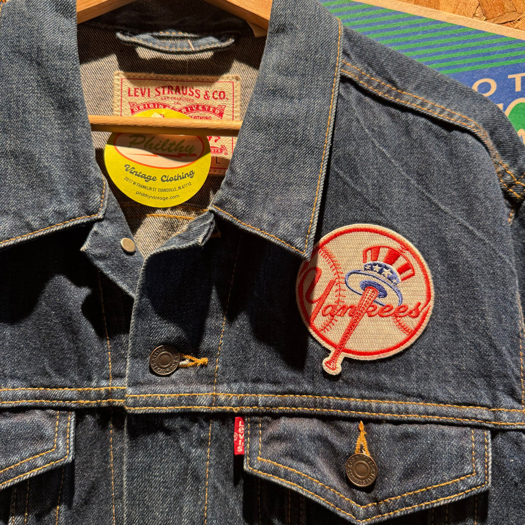 Levi's MLB New York Yankees Patch Stitched Denim Trucker Jean Jacket: Large