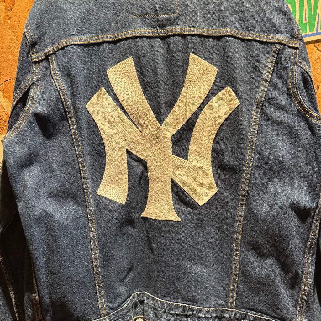 Levi's MLB New York Yankees Patch Stitched Denim Trucker Jean Jacket: Large