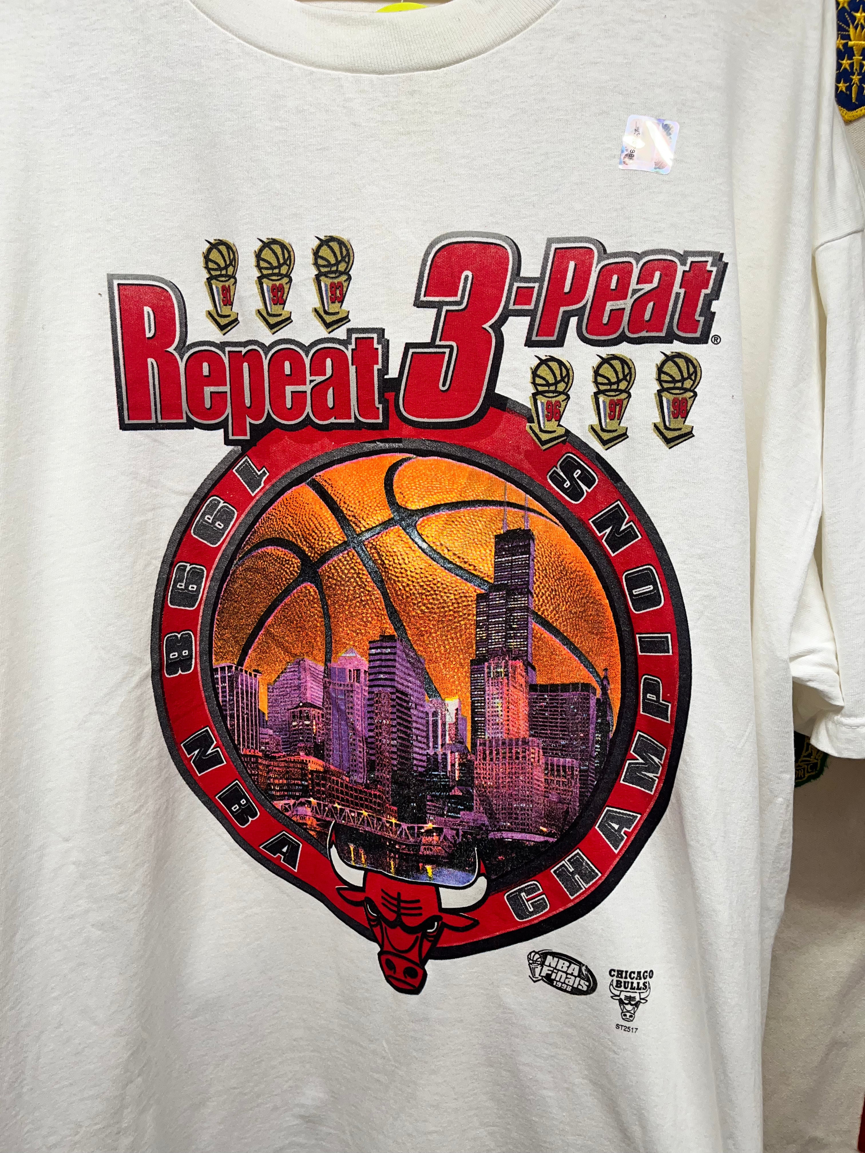 Vtg Chicago Bulls 3-Peat Repeat 1998 NBA Finals Champions White Starter T-Shirt XXL