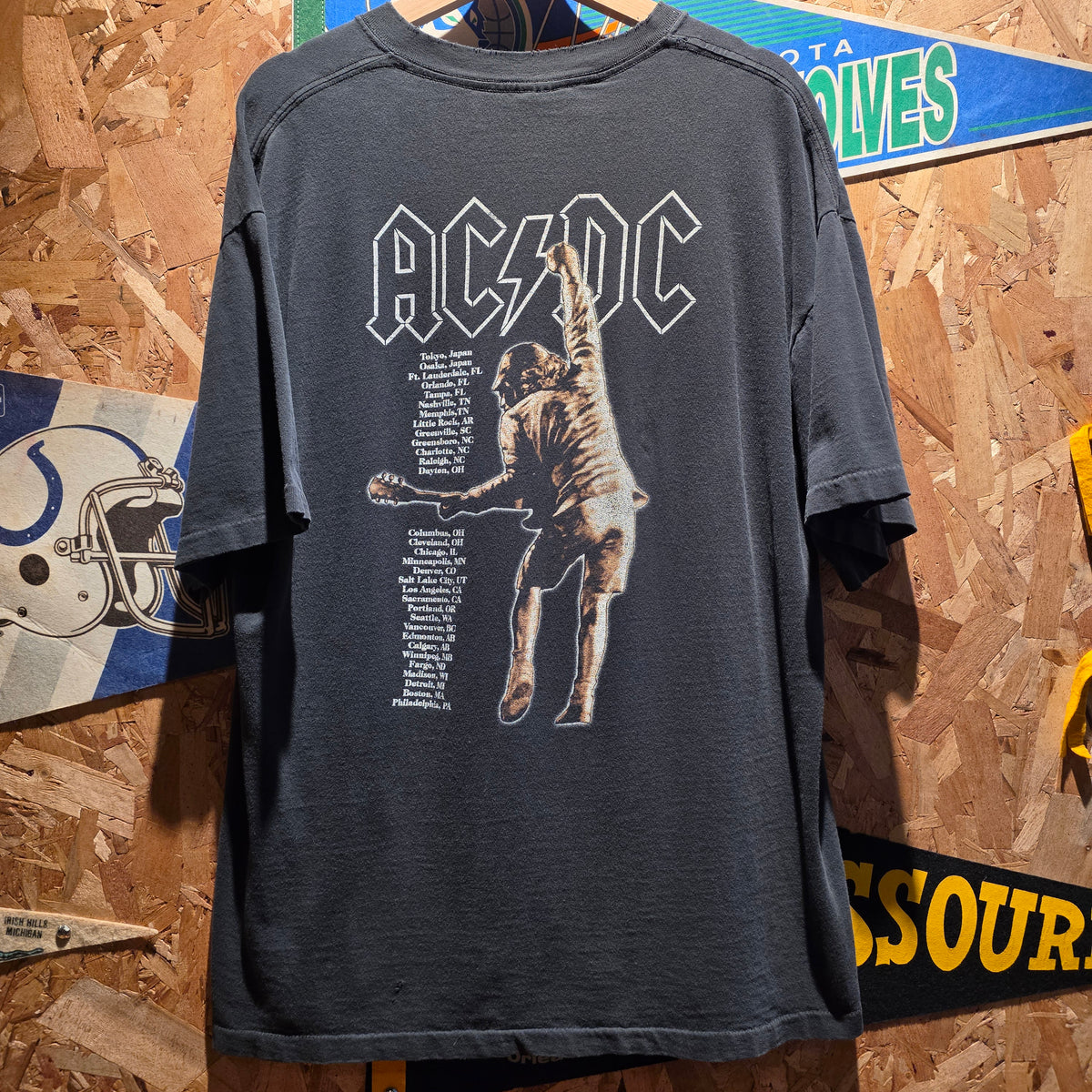 VTG 2000 ACDC Stiff Upper Lip Black Tour T-Shirt: XL