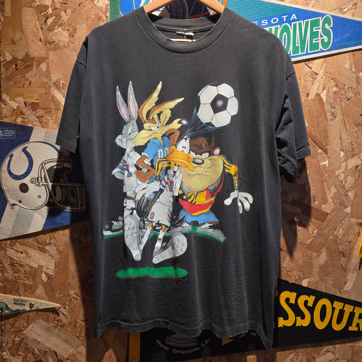 VTG 1993 Looney Tunes Soccer Black T-Shirt Bugs Bunny Taz: Large