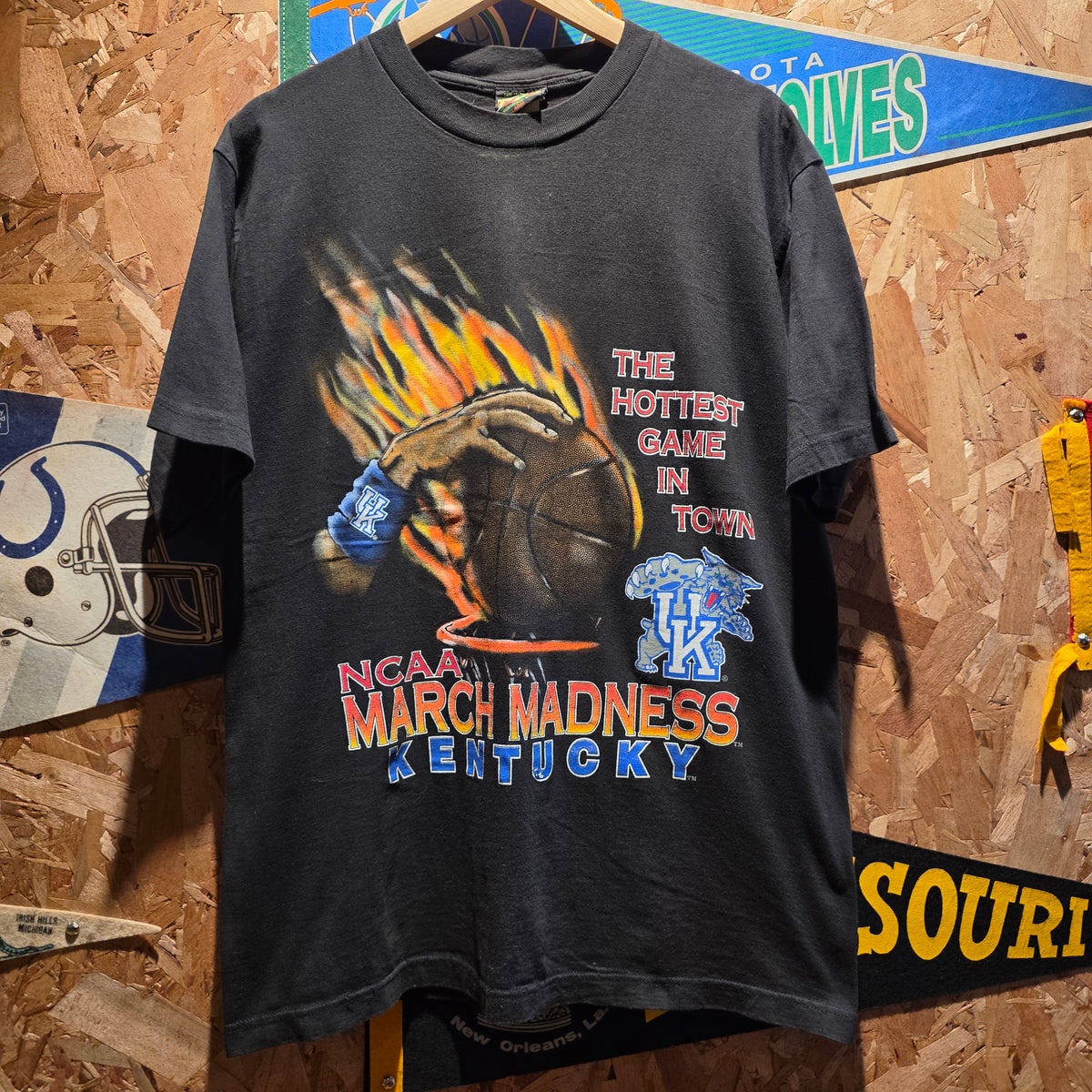 VTG Kentucky Wildcats March Madness Slam Dunk Black T-Shirt: Large