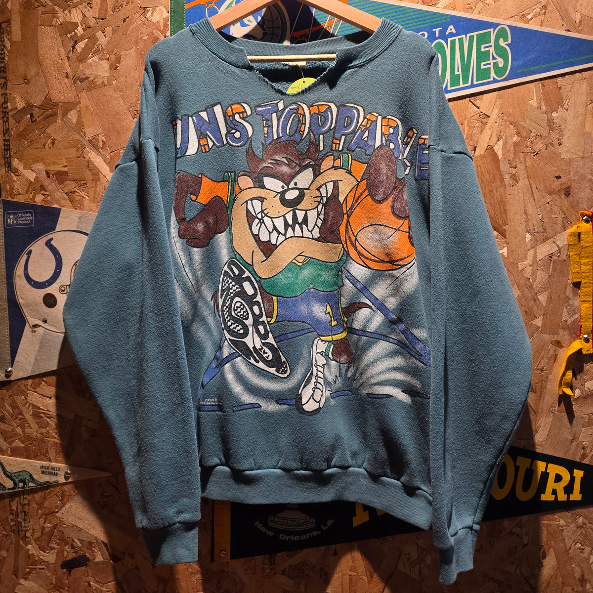 VTG 90's Freeze Looney Tunes Taz Basketball Unstoppable Sweatshirt: XL