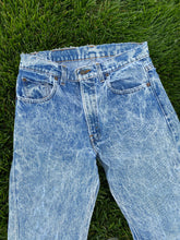 Load image into Gallery viewer, Vintage Acid Wash Levi’s: 31X36
