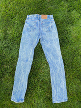 Load image into Gallery viewer, Vintage Acid Wash Levi’s: 31X36
