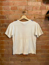 Load image into Gallery viewer, Vintage England T-Shirt: Small/medium
